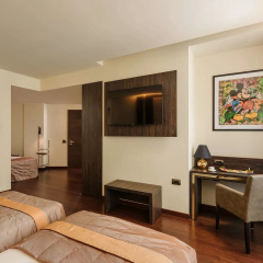 The Square Hotel thumbnail 23