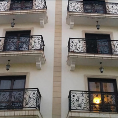 Lakis Court