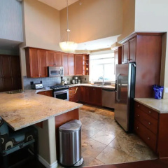 Sunset Waterfront Resort by Discover Kelowna Resort Accommodations thumbnail 12