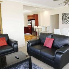 Hampton Court Apartments thumbnail 2