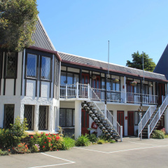 Castles Motel and Driftwood Motel