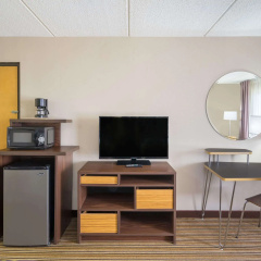 Super 8 by Wyndham Knoxville North/Powell thumbnail 3