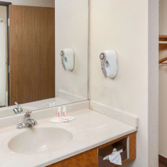 Super 8 by Wyndham Pekin/Peoria Area thumbnail 7