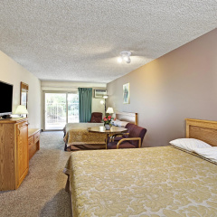 Super 8 by Wyndham Long Beach thumbnail 2