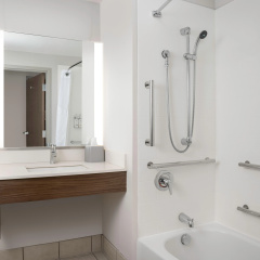 Holiday Inn Express & Suites Pittsburgh North Shore by IHG thumbnail 7