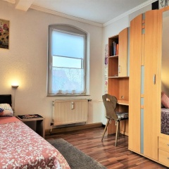 Apartment Bayreuth, 4 Zimmer Ferienwohnung im Haus mit Kunst, WLAN, Küche, Parkplatz - Bild 4