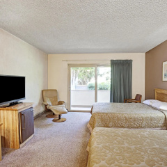 Super 8 by Wyndham Long Beach thumbnail 4