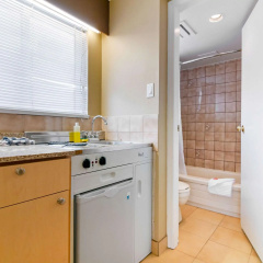 Econo Lodge Inn & Suites