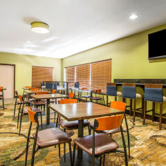 Comfort Inn & Suites Kansas City - Northeast in Kansas City, United States of America from 135$, photos, reviews - zenhotels.com hotel interior photo 2