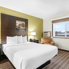 Super 8 by Wyndham La Crosse thumbnail 5