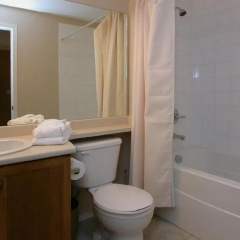 Sunset Waterfront Resort by Discover Kelowna Resort Accommodations thumbnail 7