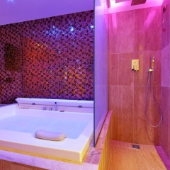 Spanish Diamond Luxury Suites & Jacuzzi - Bild 8