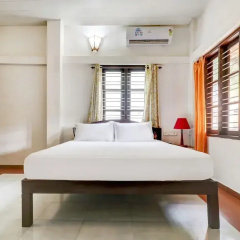 Shirleys Beach Hotel thumbnail 21