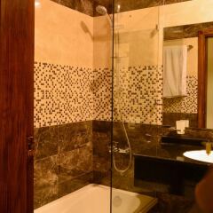 Bissau Royal Hotel in Bissau, Guinea-Bissau from 146$, photos, reviews - zenhotels.com bathroom photo 3