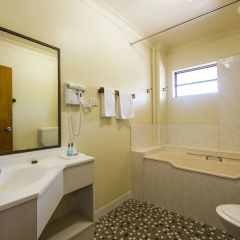 The Abbey Motor Inn thumbnail 8