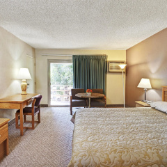 Super 8 by Wyndham Long Beach thumbnail 3