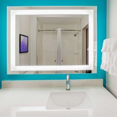 La Quinta Inn & Suites by Wyndham San Antonio Alamo City in San Antonio, United States of America from 143$, photos, reviews - zenhotels.com bathroom