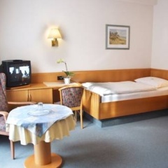Allee - Hotel garni - Bild 1