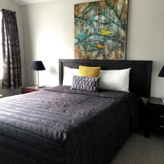 Lakes Edge Holiday Park thumbnail 1