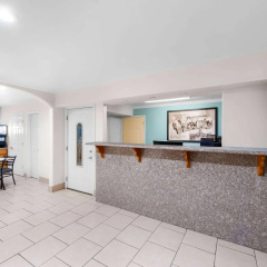 Super 8 by Wyndham Pleasanton thumbnail 12