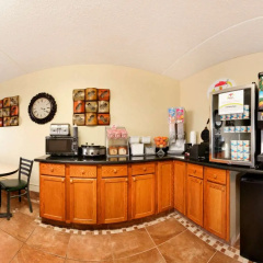 Super 8 by Wyndham West Fargo Main Ave ND thumbnail 1