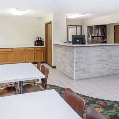 Super 8 by Wyndham Pekin/Peoria Area thumbnail 11