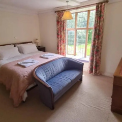 Old Manor House thumbnail 3
