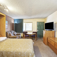 Super 8 by Wyndham Long Beach thumbnail 10