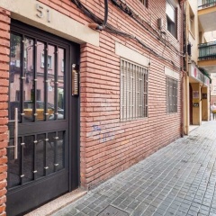 Design 2 Bedroom Flat Next to Pubilla Cases Metro - Bild 1