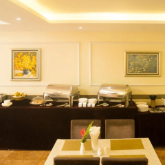 Sunny Holiday Hotel thumbnail 17