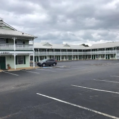 Deluxe Inn And Suites