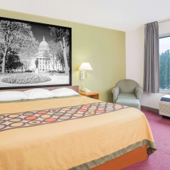 Super 8 By Wyndham Madison East thumbnail 13