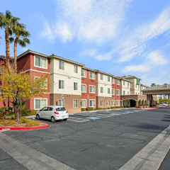 La Quinta Inn & Suites by Wyndham Las Vegas Red Rock - Bild 16