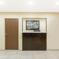 Super 8 by Wyndham National City Chula Vista thumbnail 9