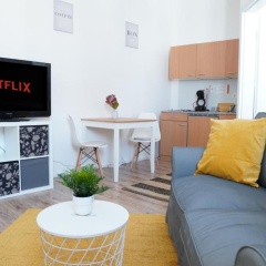 FULL HOUSE Studios - Yellow Apartment - NETFLIX + Nescafé - Bild 1
