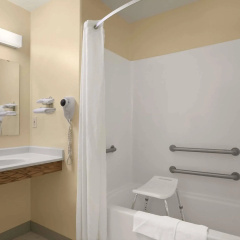 Four Seasons Inn thumbnail 8