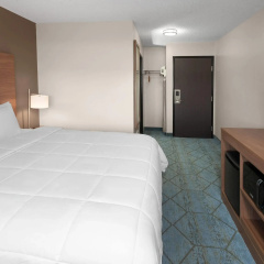 Baymont by Wyndham Oshkosh Airport thumbnail 6