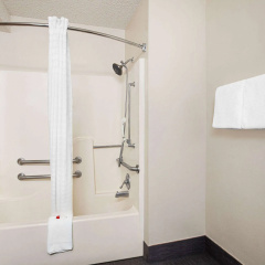 Super 8 by Wyndham Lenexa Overland Park/Mall Area thumbnail 8