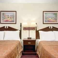 Super 8 by Wyndham Chaska thumbnail 3