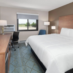 Baymont by Wyndham Oshkosh Airport thumbnail 1