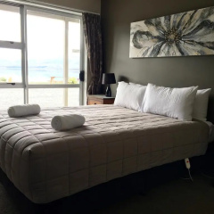 Lakes Edge Holiday Park thumbnail 2