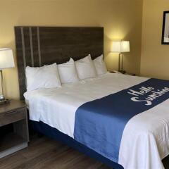 Days Inn by Wyndham Cape Carteret near Emerald Isle in Cape Carteret, United States of America from 116$, photos, reviews - zenhotels.com guestroom