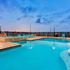 La Quinta Inn & Suites by Wyndham San Antonio Alamo City in San Antonio, United States of America from 118$, photos, reviews - zenhotels.com pool