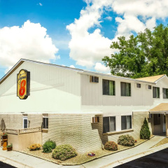 Super 8 by Wyndham Chaska thumbnail 8