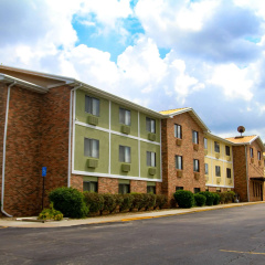 Super 8 by Wyndham Lenexa Overland Park/Mall Area thumbnail 1