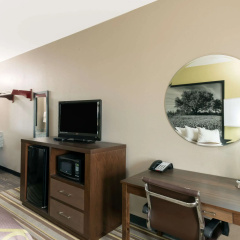 Super 8 by Wyndham Colorado City thumbnail 3