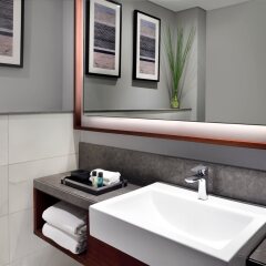Апартаменты Mövenpick Hotel & Apartments Bur Dubai ОАЭ, Дубай - отзывы, цены и фото номеров - забронировать отель Mövenpick Hotel & Apartments Bur Dubai онлайн ванная