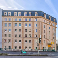 Kyriad ECO - Suresnes - La Défense - Bild 1