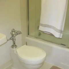 Studio with full amenities in building thumbnail 7