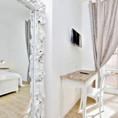 Giuliana Charming Rooms thumbnail 3
